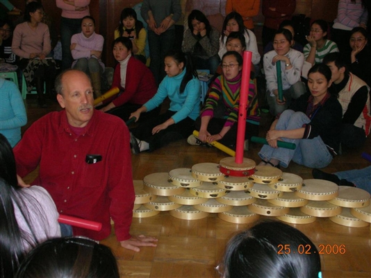 2005年道格。古德金北京上課 Doug Goodkin in Beijing 2005.jpg